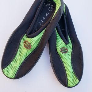 True Fit Aqua Socks Size 7